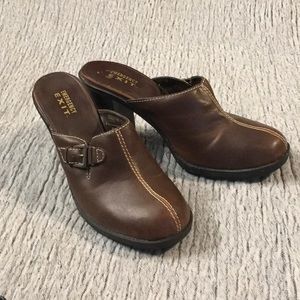 Emergency Exit Clogs 7.5 women brown